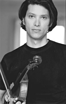 Violinist Christoph Seybold mit seiner Geige