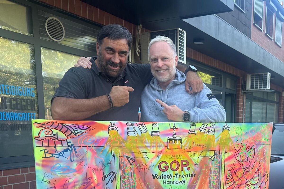 André Richter und Ricardo Savia mit dem signierten Ricardo & Friends Kunstwerk