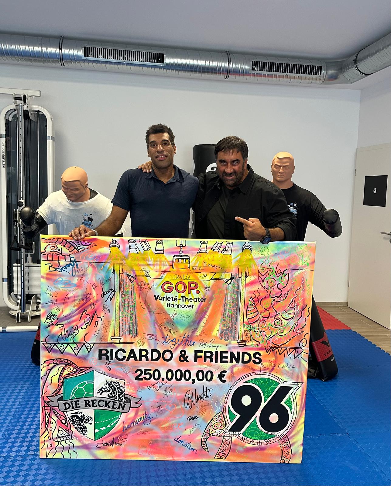 Benjamin Herms von UNICORNS.media und Ricardo Savia mit dem signierten Ricardo & Friends Kunstwerk